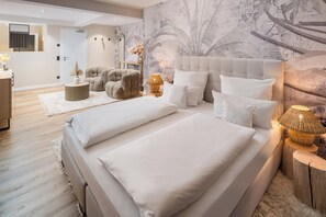Suite Junior, vue sur le jardin | Literie de qualité, minibar, coffre-fort, décor unique