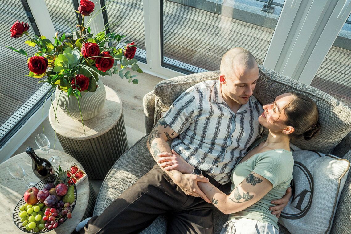 Honeymoon suite, niet-roken | Woonruimte | Een 55-inch flatscreentelevisie met satellietzenders en vloerverwarming