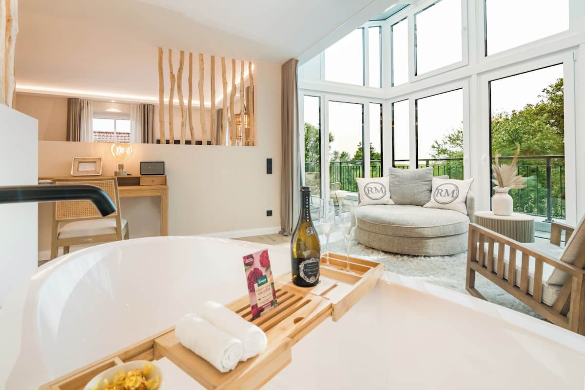 Luxury Suite, Non Smoking, Courtyard View