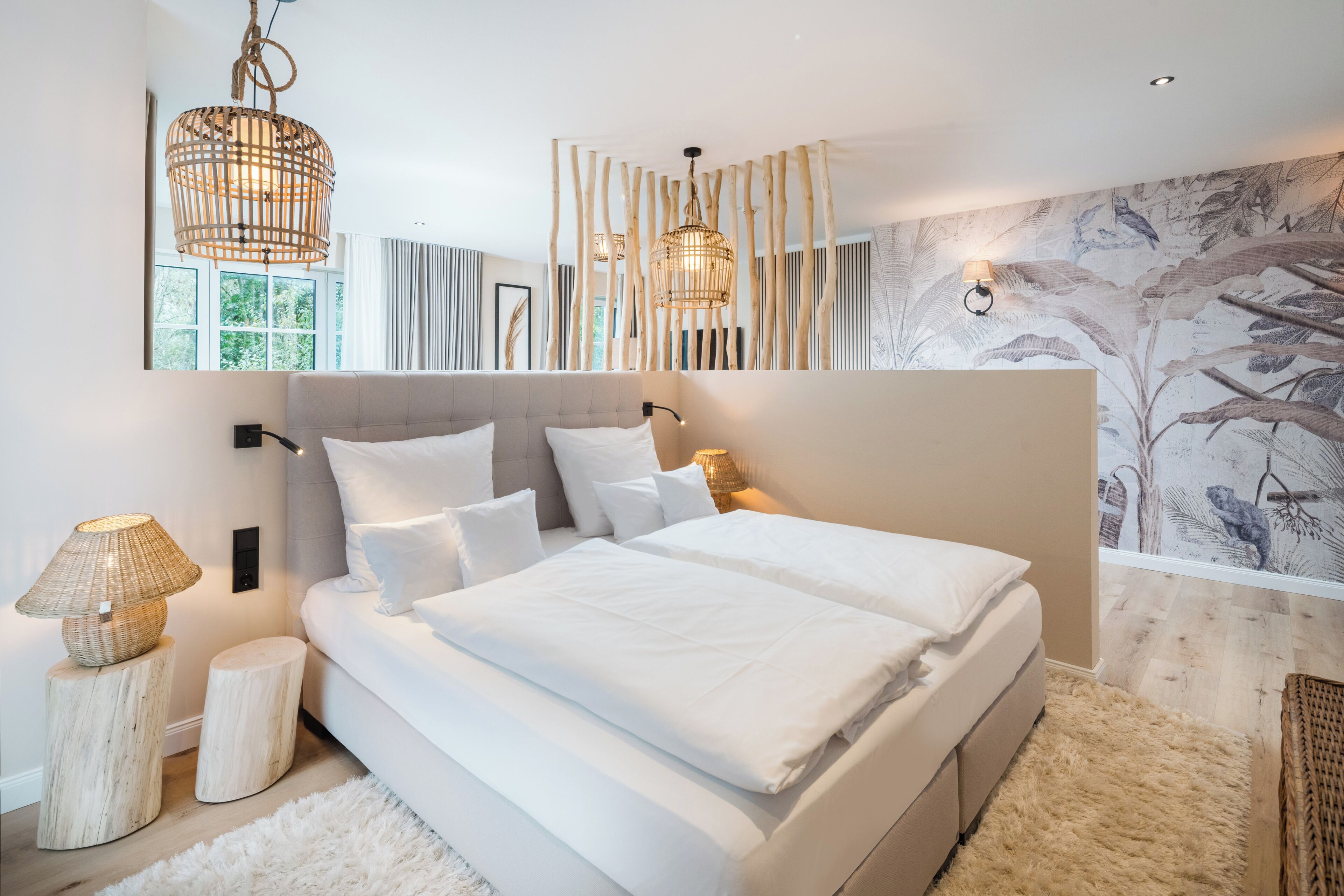 Une chambre moderne avec un grand lit, deux lampes de chevet et un mur décoratif orné de lattes de bois verticales.
