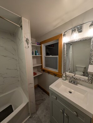 Hårtork, handdukar, tvål och schampo