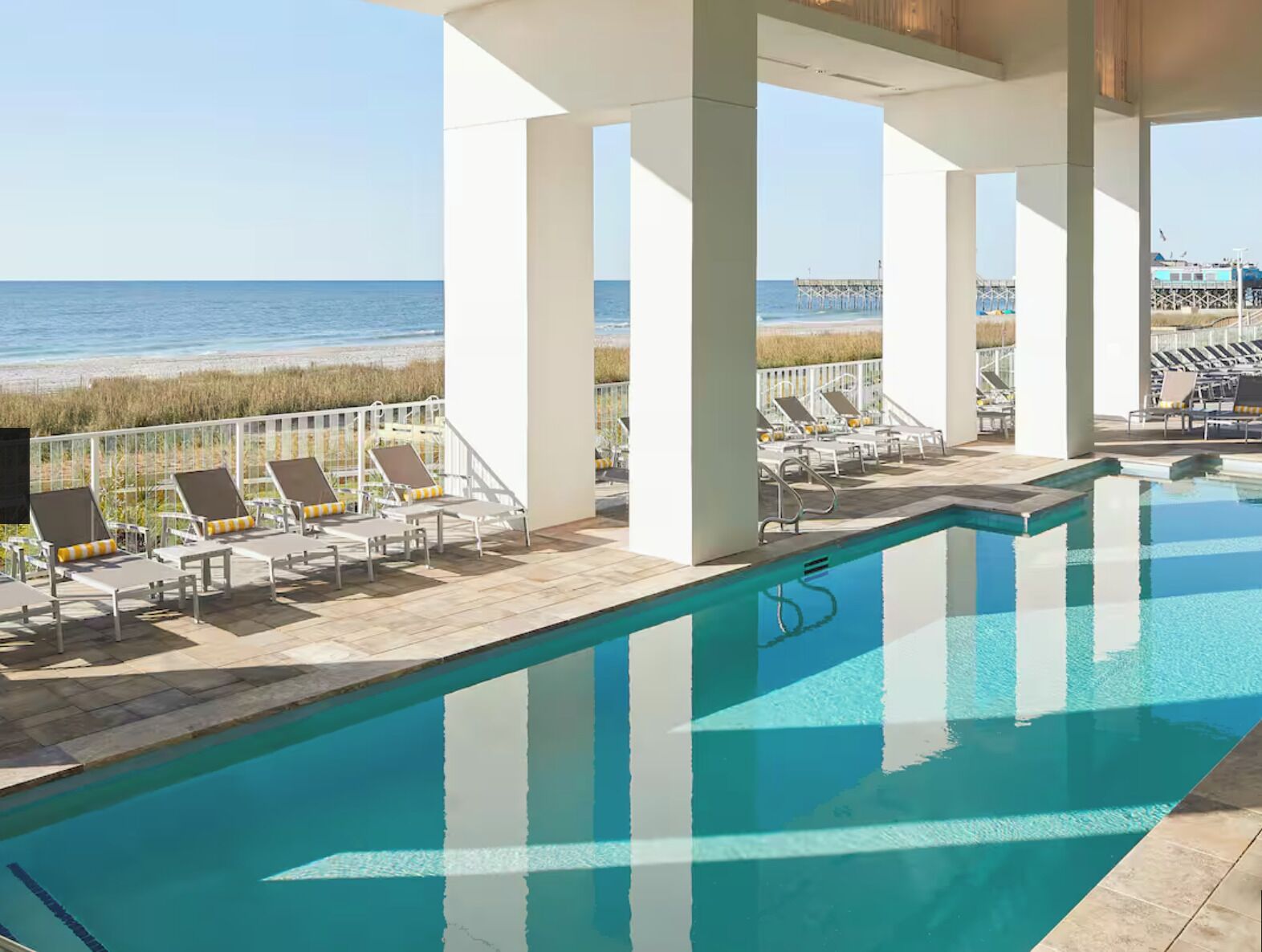 Una piscina al aire libre, una piscina climatizada