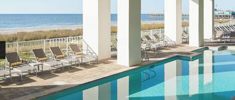 Utendørsbasseng og et oppvarmet basseng