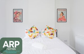 3 عدّة غرف نوم ومكواة/لوح كي وخدمة الإنترنت