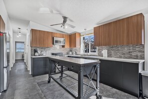 Microondas, horno, parrilla de estufa y lavavajillas