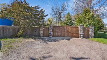 المنطقة المحيطة بالمنشأة