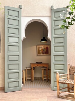 المنشأة من الداخل