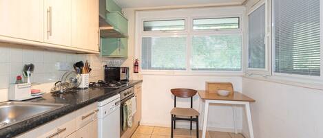 Geladeira, micro-ondas, fogão, lava-louças