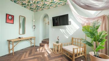 Habitación cuádruple Confort, vistas a la ciudad | Cunas gratuitas, wifi gratis, ropa de cama