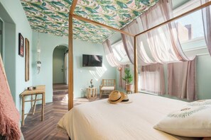 Comfort Quadruple Room, City View | Free cribs/infant beds, free WiFi, bed sheets - The Music Suites (Bruges)