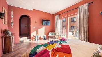 Familien-Vierbettzimmer, Balkon | Kostenlose Babybetten, kostenloses WLAN, Bettwäsche