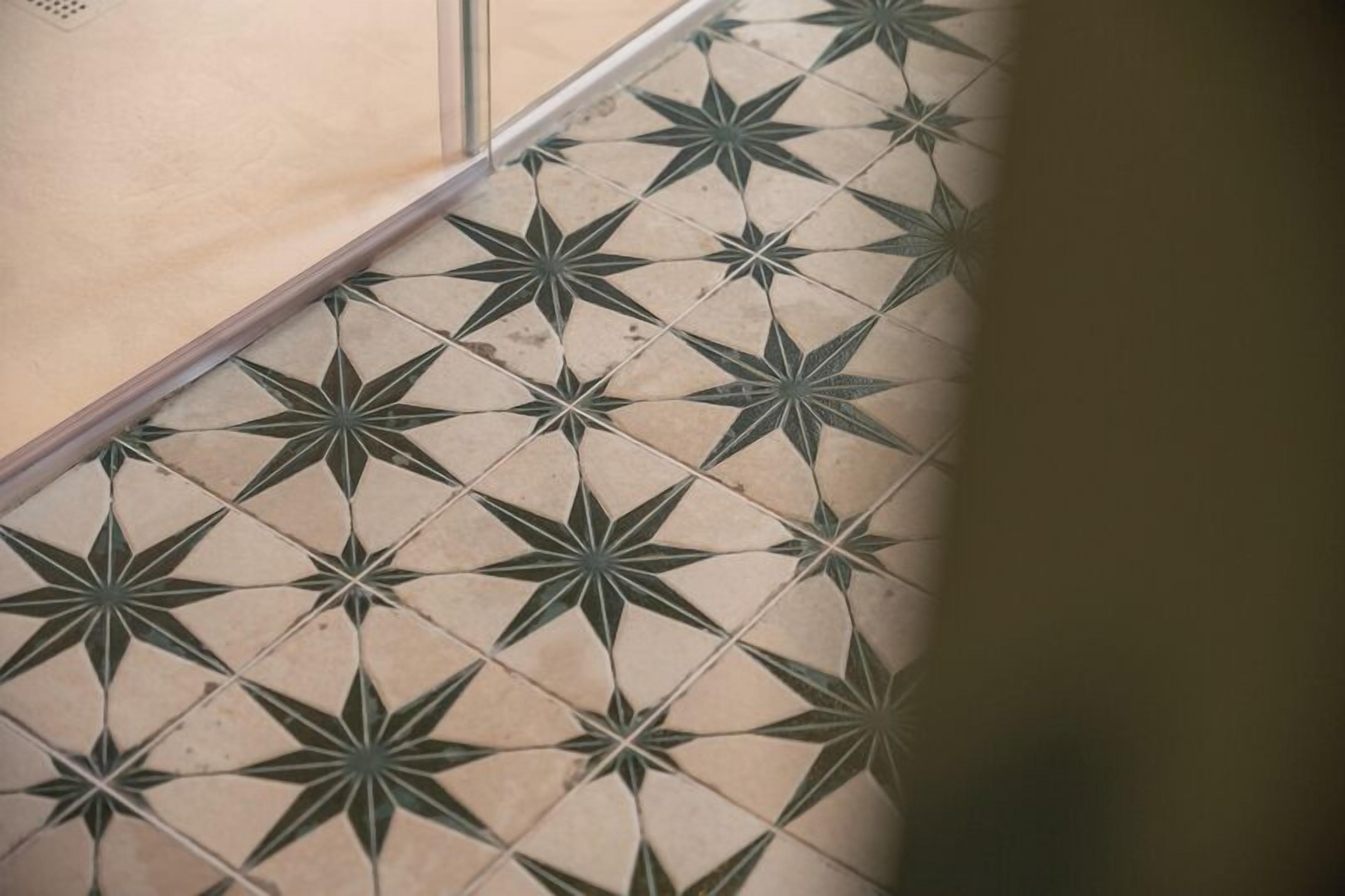 Un sol orné d’un motif géométrique en carreaux.