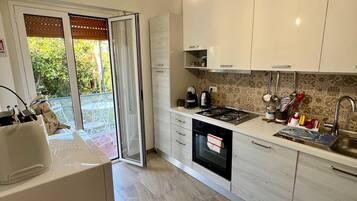 KĂŒhlschrank, Mikrowelle, Ofen, Herdplatte