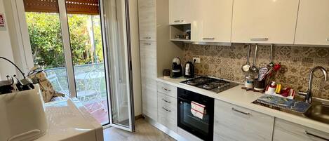 Refrigerador, microondas, horno y parrilla de estufa