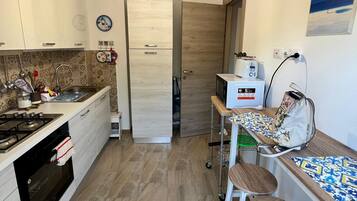 KĂŒhlschrank, Mikrowelle, Ofen, Herdplatte