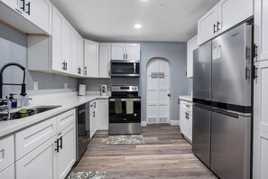 Refrigerador, microondas, horno y parrilla de estufa