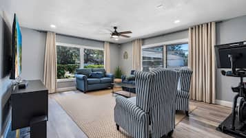 Smart TV, chimenea, futbolito y tenis de mesa