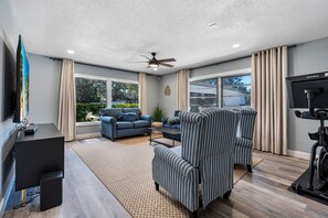 Smart TV, fireplace, foosball, table tennis - Mins to Beach + Heated Pool + Game Room (Clearwater)