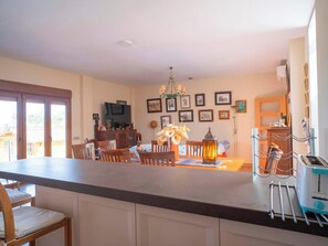 Private kitchen - Chiclana Viilla With Pool and Barbecue (Chiclana de la Frontera)