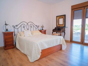 Chalet | 6 bedrooms, individually furnished, iron/ironing board, bed sheets