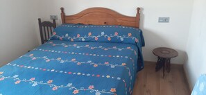 6 bedrooms, iron/ironing board, bed sheets - Chiclana Viilla With Pool and Barbecue (Chiclana de la Frontera)