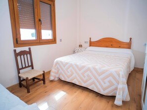 6 bedrooms, individually furnished, iron/ironing board, bed sheets