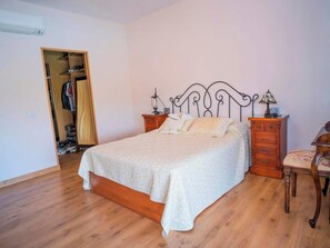 6 bedrooms, iron/ironing board, bed sheets - Chiclana Viilla With Pool and Barbecue (Chiclana de la Frontera)