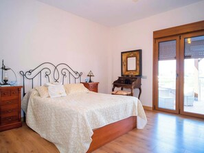 Chalet | 6 bedrooms, individually furnished, iron/ironing board, bed sheets - Chalet con Piscina Privada y Vistas al Golf en Chiclana - Ideal Familias (Chiclana de la Frontera)