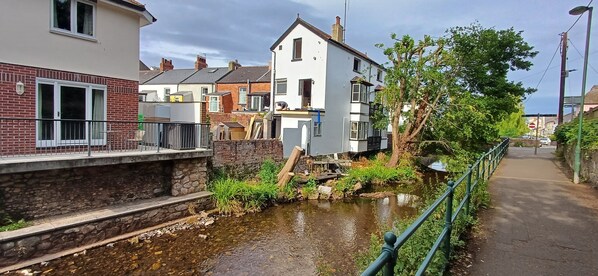 المنشأة من الخارج