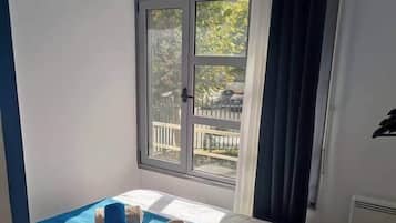 1 bedroom, desk, free WiFi, bed sheets