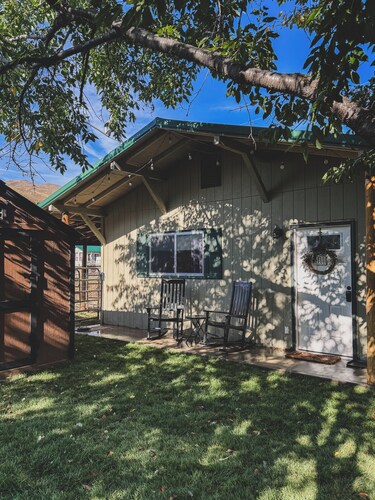 4 Miles to Goldbug Hot Springs • Adventure Cabin with Mountain Views