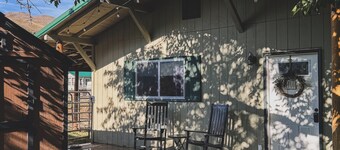 4 Miles to Goldbug Hot Springs • Adventure Cabin with Mountain Views