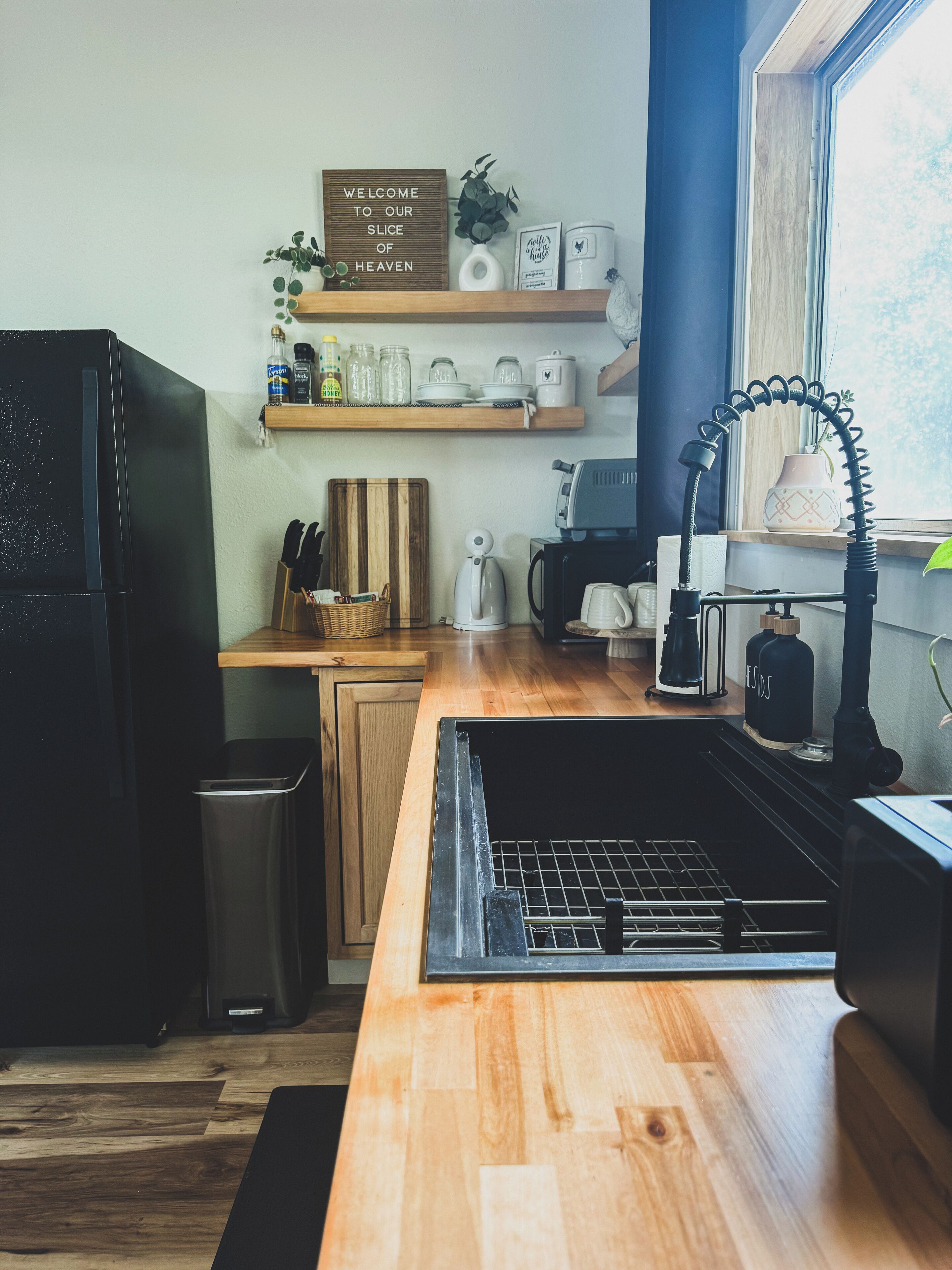 Jääkaappi, mikroaaltouuni, kahvin-/teenkeitin, leivänpaahdin