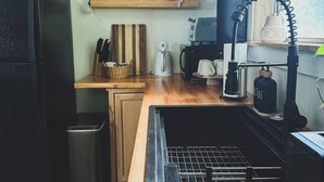 Kaffetrakter/tekoker, kjøleskap, mikrobølgeovn og brødrister