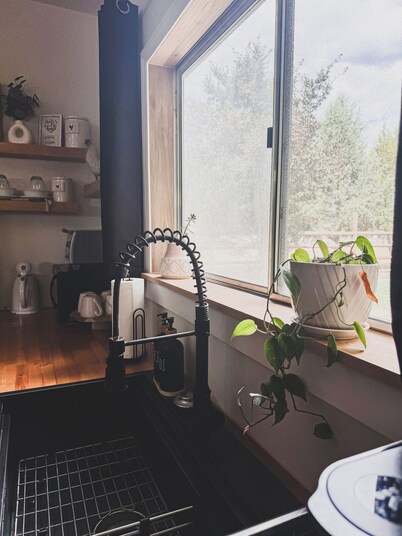 4 Miles to Goldbug Hot Springs • Adventure Cabin with Mountain Views