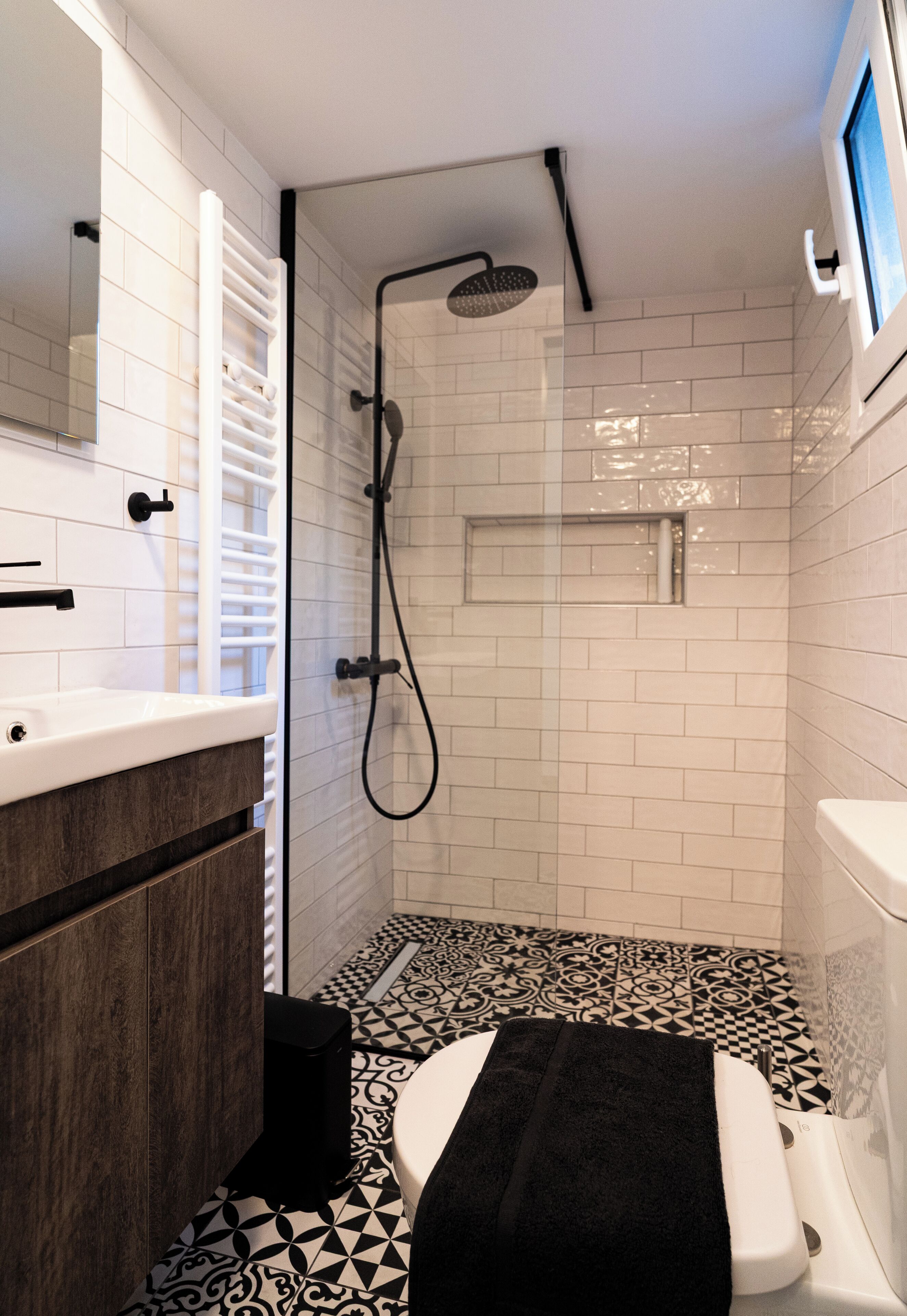 Sèche-cheveux, serviettes fournies, papier toilette