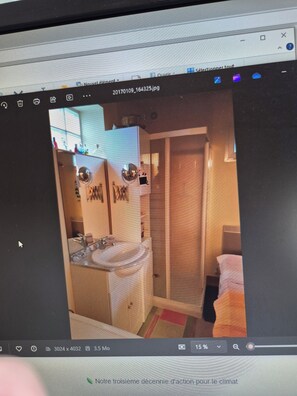 Douche, sèche-cheveux