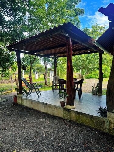 Quaint and Comfortable : private tiny house style cabaña beside the river