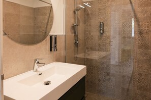 Deluxe Double Room, Pool View | Bathroom - Masseria Luci Grande (Scorrano)