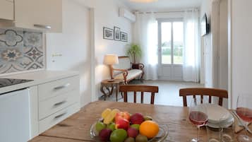 Suíte família, varanda, vista para a piscina | Área de estar