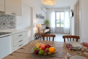 Familie suite, terras, uitzicht op zwembad | Woonruimte