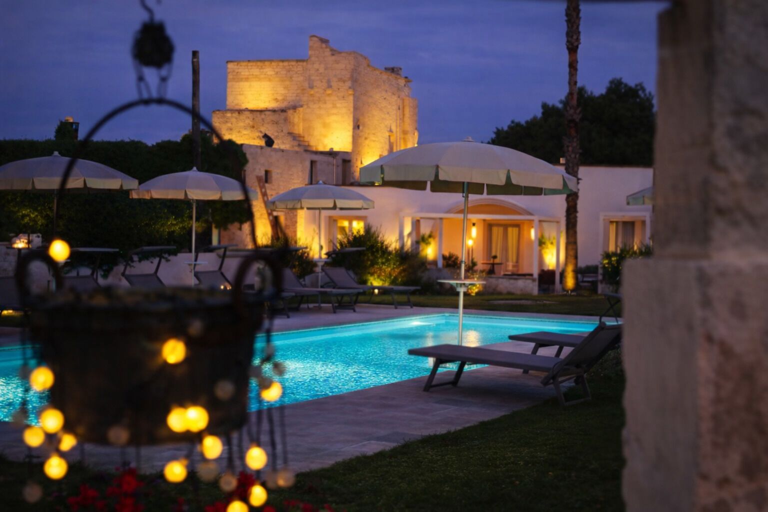 Außenpool (je nach Saison geöffnet), Sonnenschirme, Liegestühle