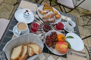 Café da manhã com buffet grátis todos os dias