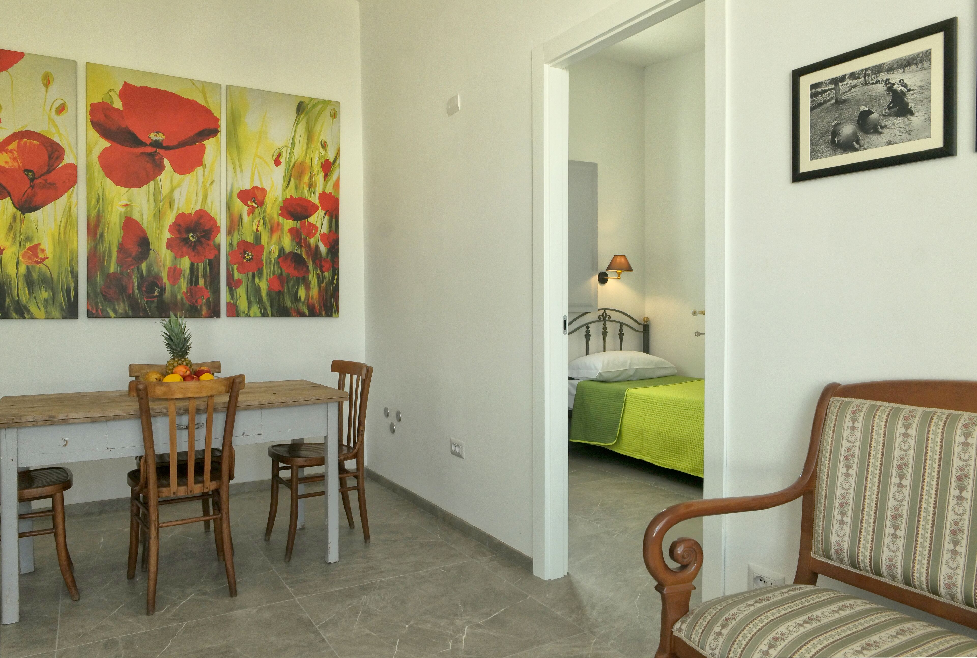 Deluxe suite, patio, uitzicht op zwembad | Woonruimte