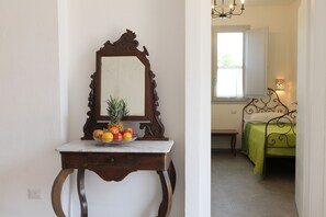 Suite Deluks, patio, pemandangan kolam renang | Area keluarga