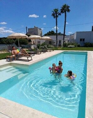 Seasonal outdoor pool, open 8:00 AM to 8:00 PM, pool umbrellas - Masseria Luci Grande (Scorrano)