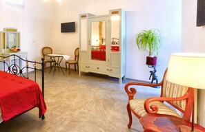 Deluxe tweepersoonskamer, uitzicht op zwembad | Gratis wifi