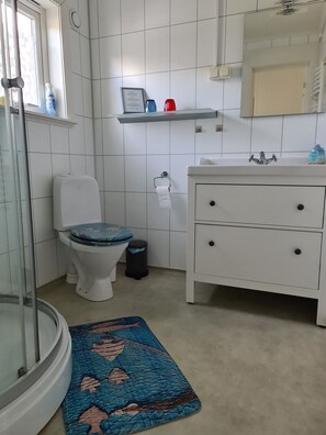 Suihku, hiustenkuivaaja, pyyhkeet, saippua