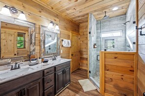 Shower, hair dryer, towels, soap - Ridgetop Retreat - Epic Views - Hot Tub - Fire Pit - Kid Friendly - Arcade (Sevierville)