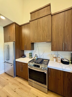 Coffee/tea maker, fridge, microwave, oven